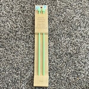 Crafters Square Set Green Plastic Knitting Needles